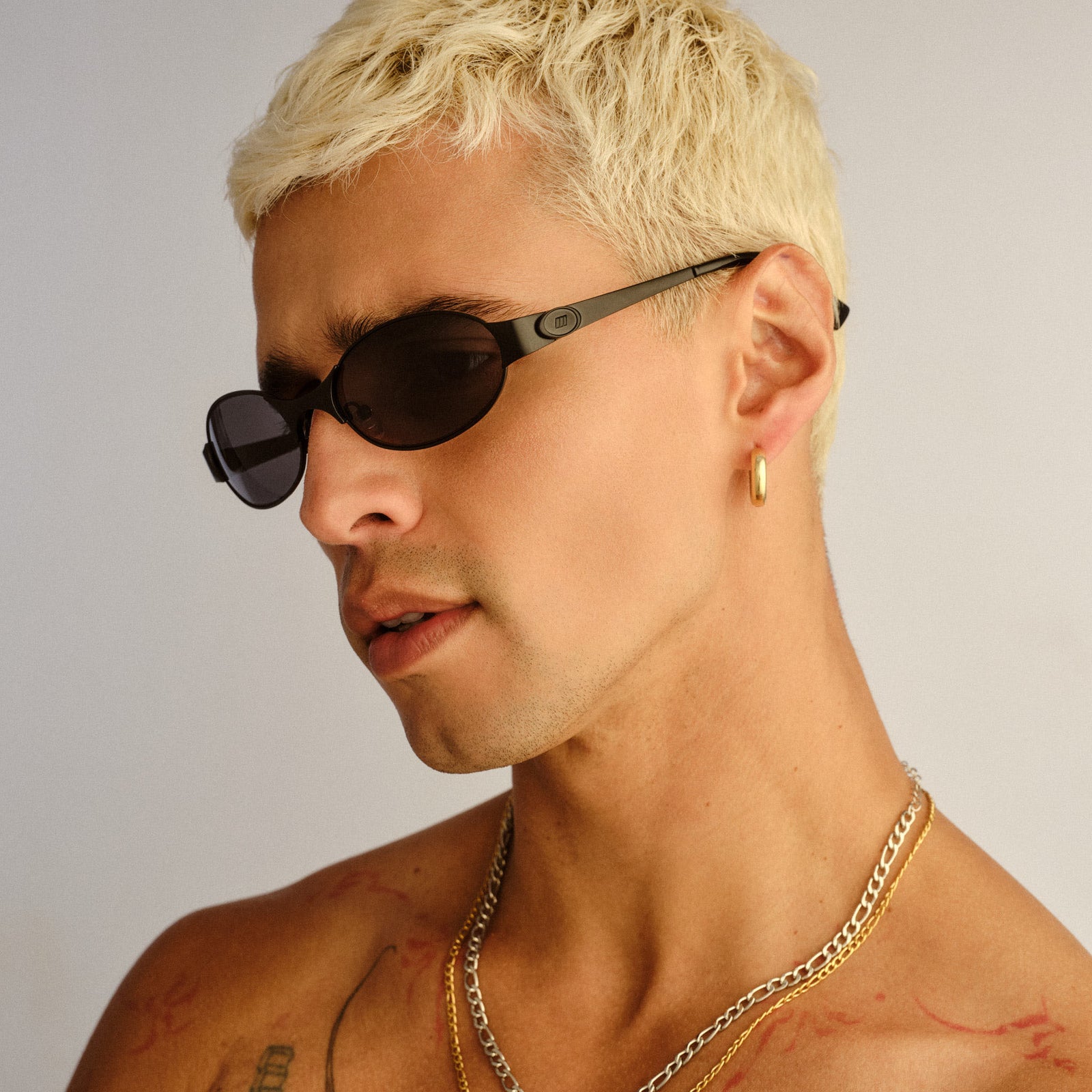 Frostbite Matte Black Uni-Sex Oval Sunglasses | Le Specs