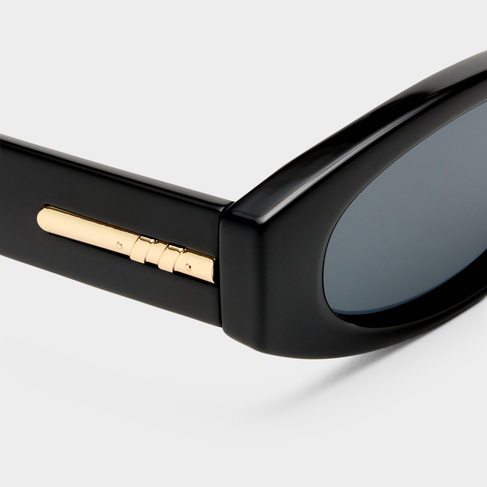 Belladonna Black Female Oval Sunglasses | Le Specs