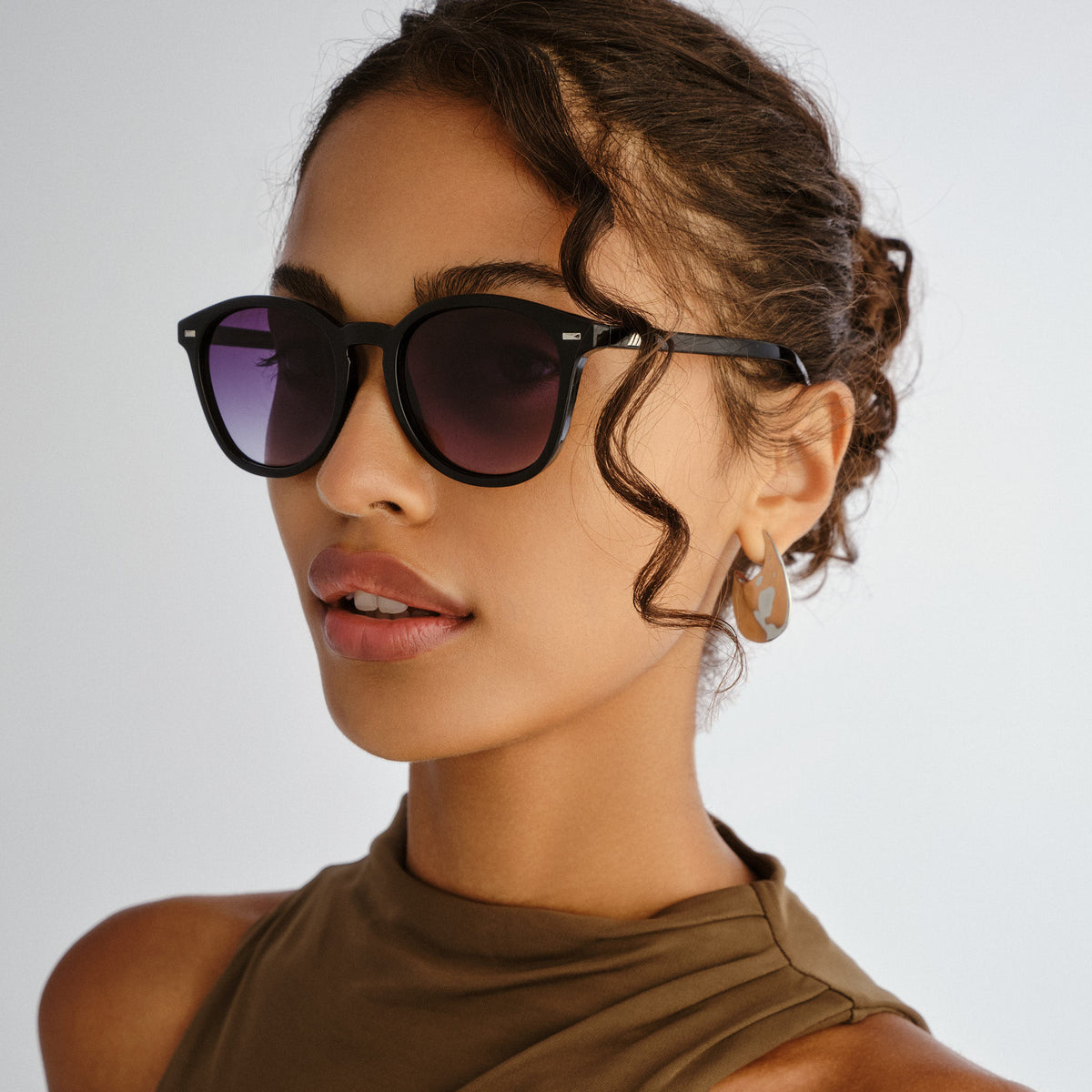 Bandwagon Black Uni-Sex Round Sunglasses | Le Specs