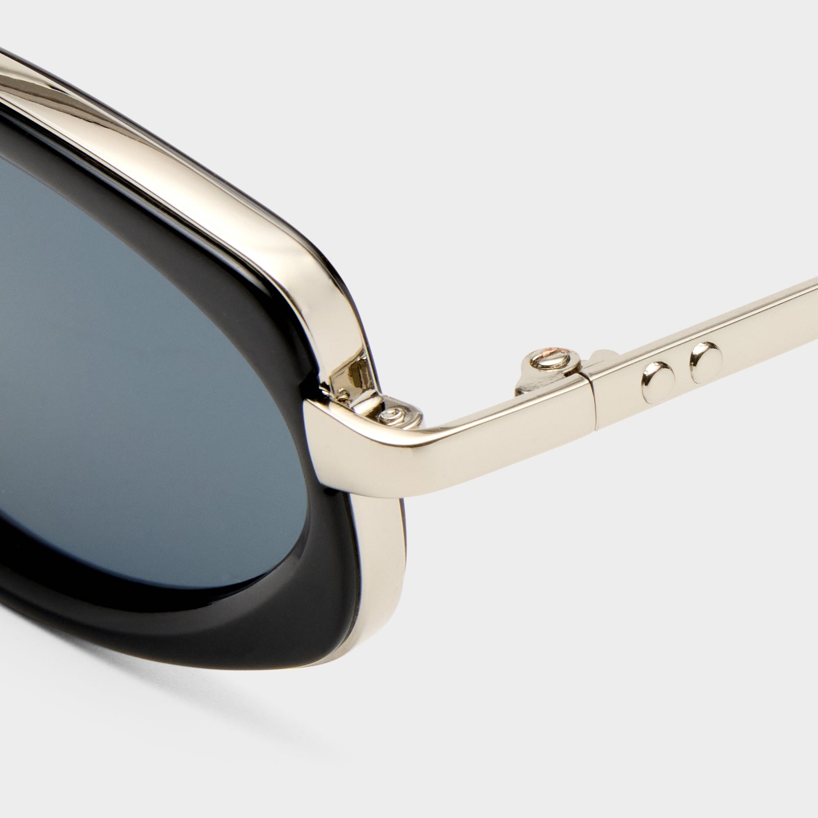 Mecharo Silver Black Uni-Sex Oval Sunglasses | Le Specs