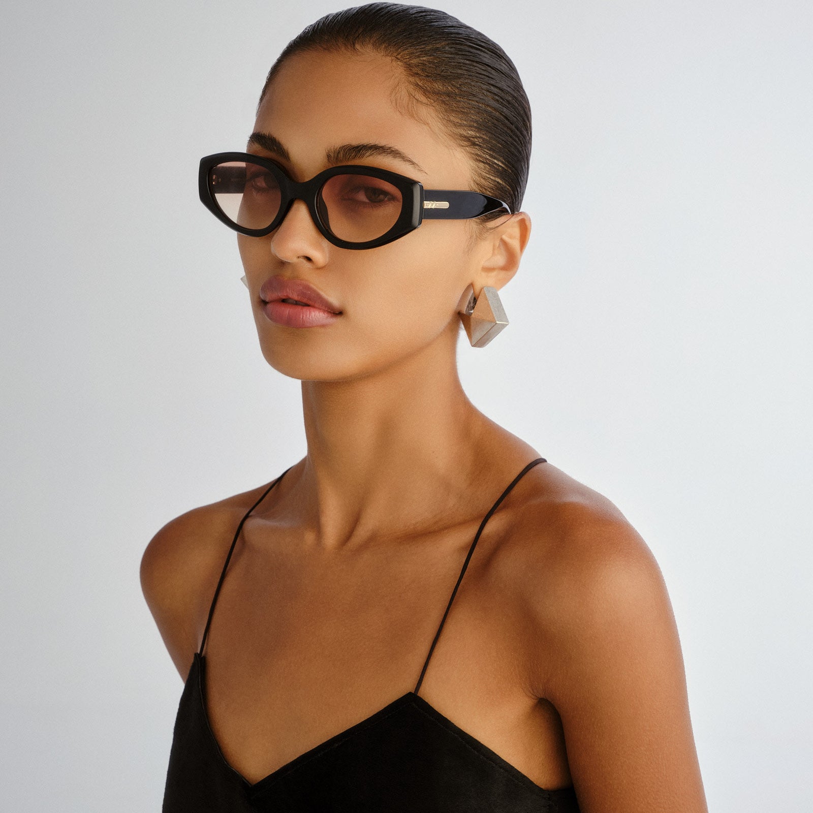 Fevered + Black Female Oval Sunglasses | Le Specs
