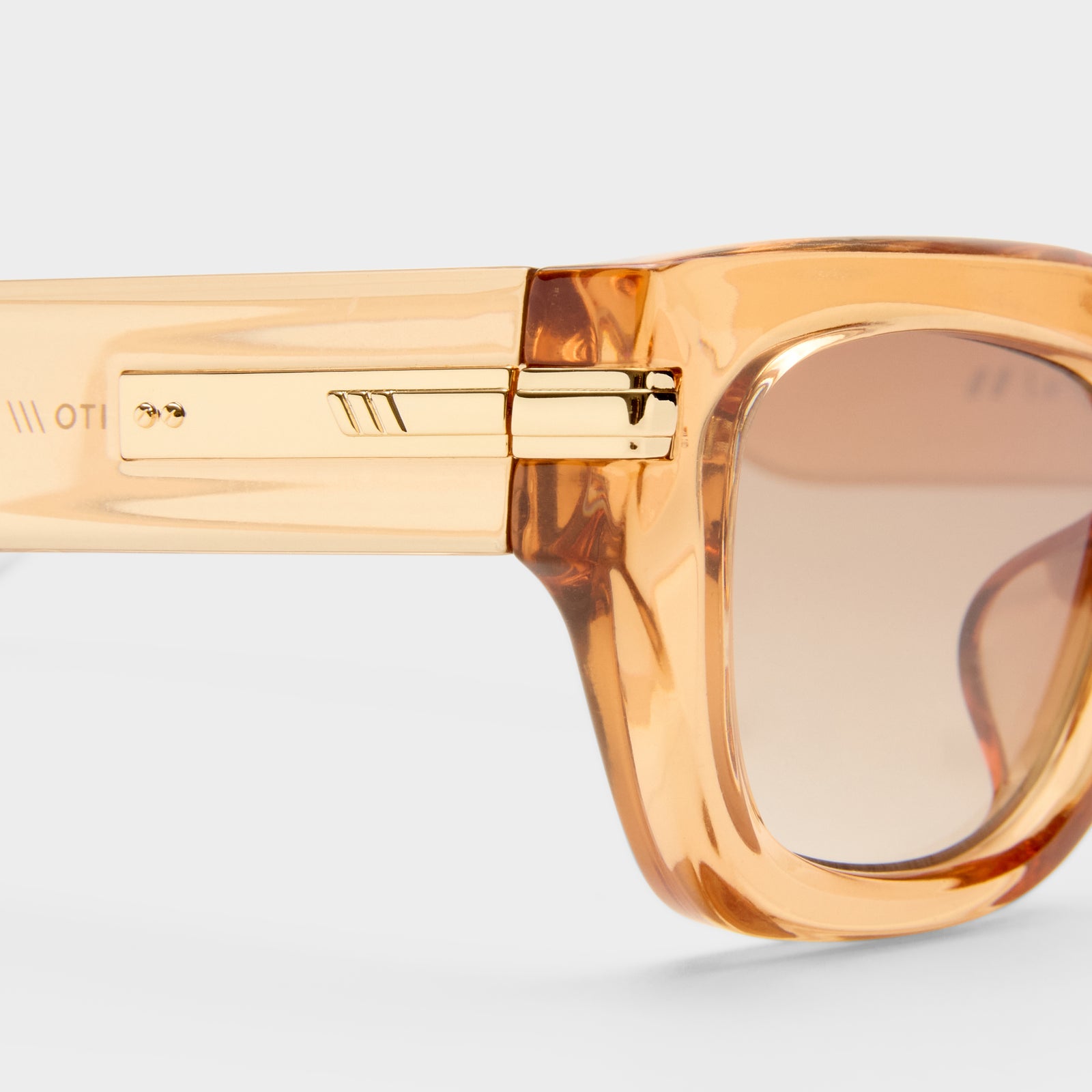 Cubito + Sand Female D-Frame Sunglasses | Le Specs