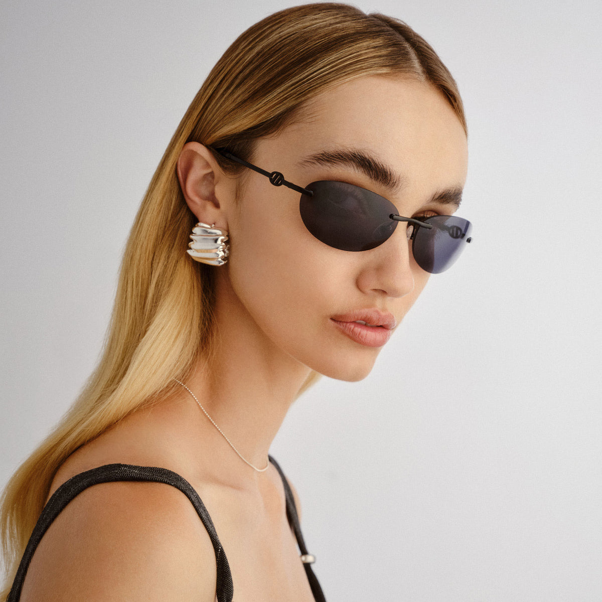 Slinky Matte Black Female Oval Sunglasses | Le Specs
