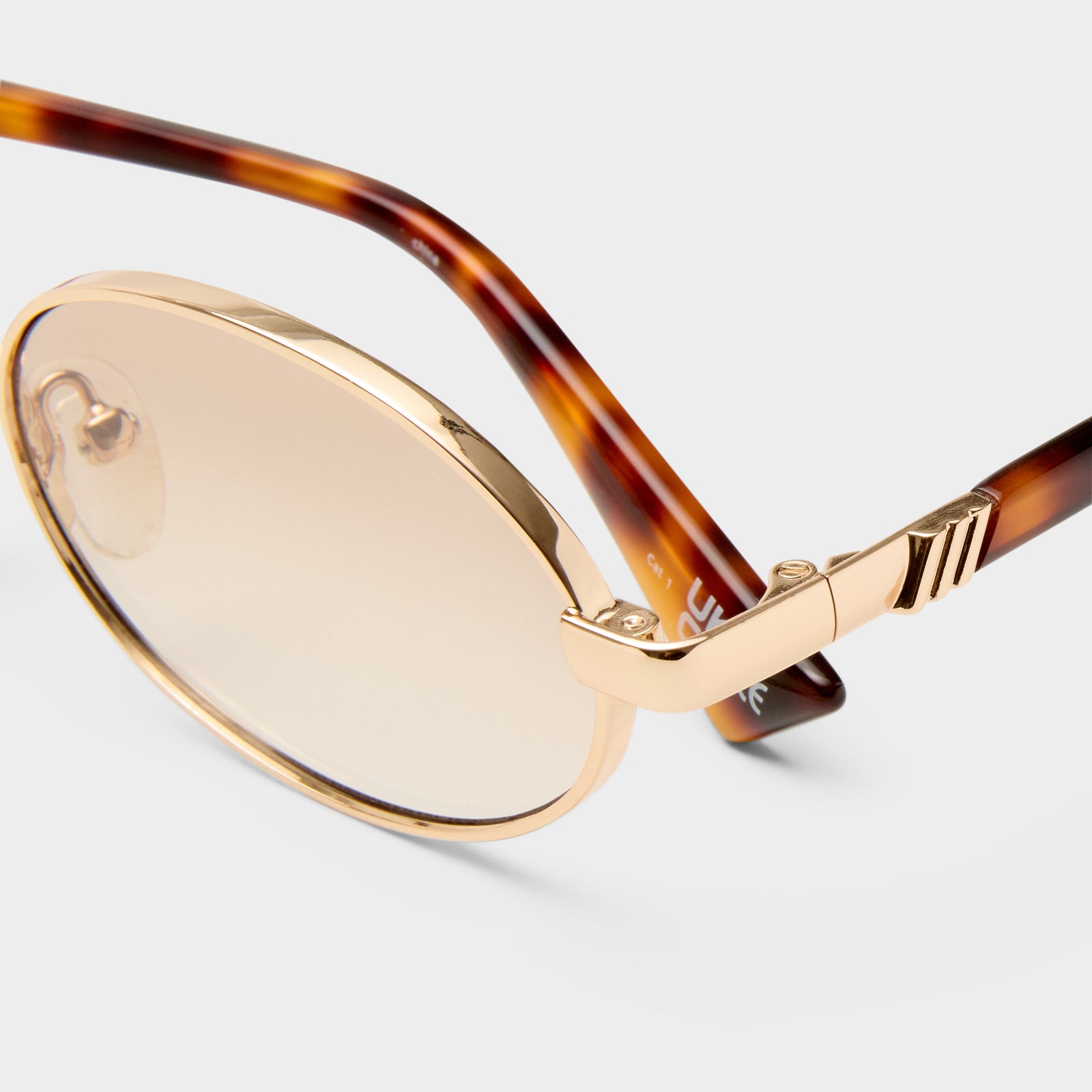Icicle Bright Gold Uni-Sex Oval Sunglasses | Le Specs