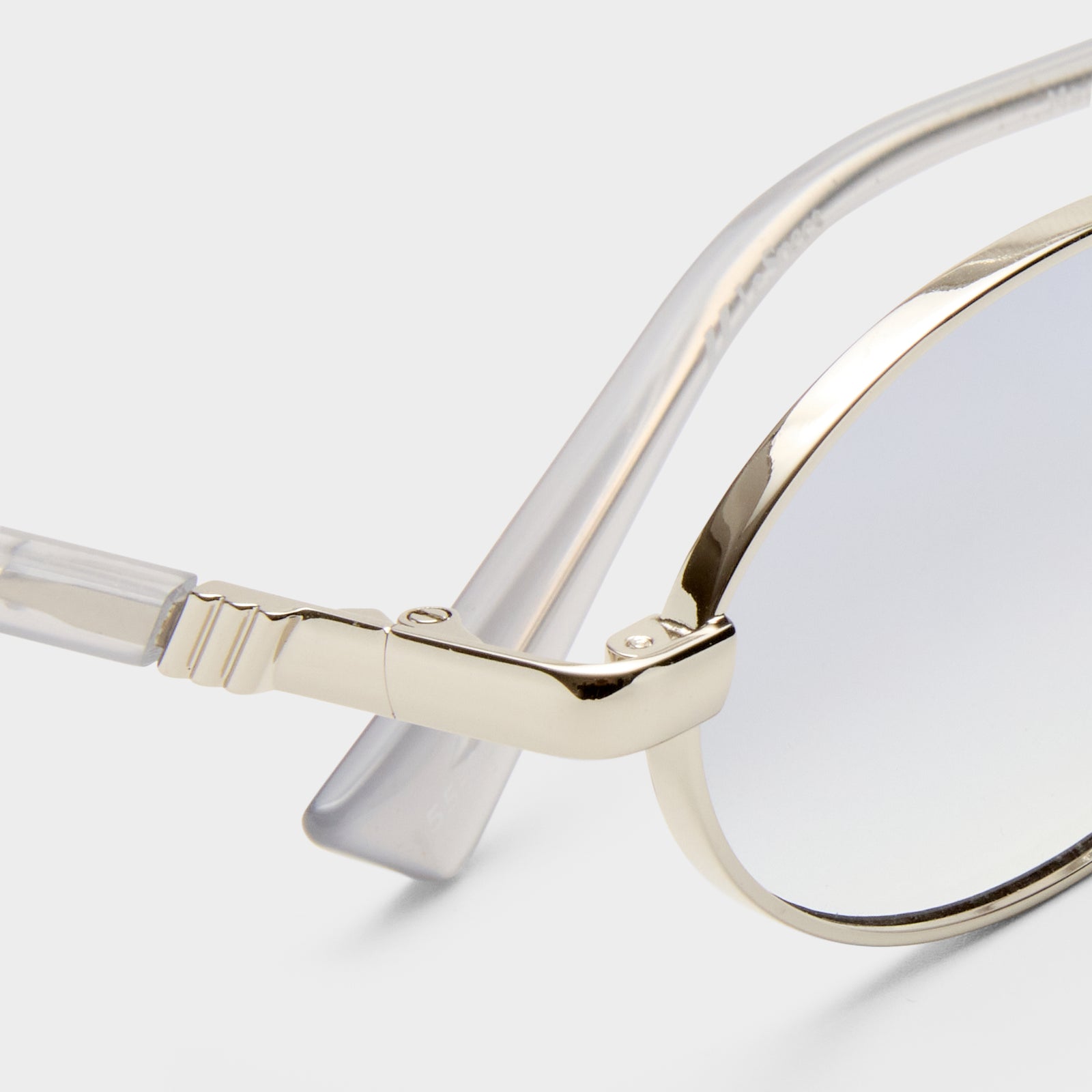 Icicle Silver Uni-Sex Oval Sunglasses | Le Specs